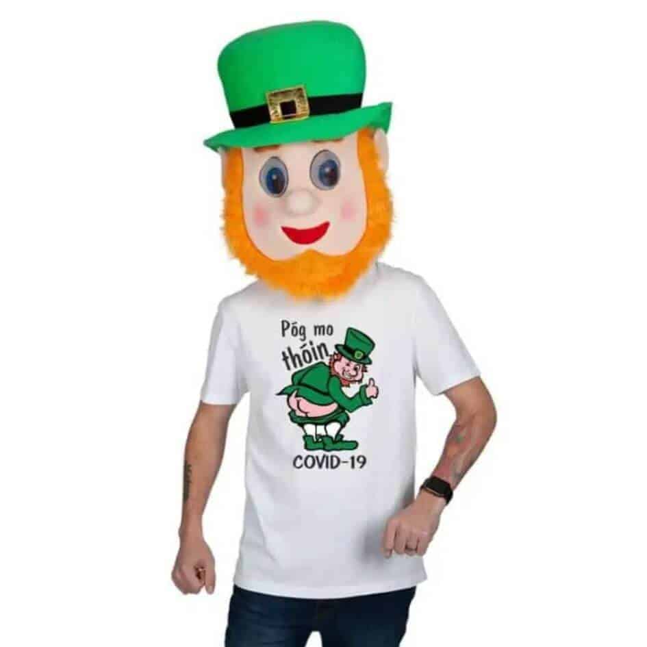 Póg Mo Thóin Tee Shirt with a cartoon design. Our quality premium tees are one of the best on the market, extremely hard wearing without losing the soft feel,wash time and time again without the garment losing its shape.The tee is warm and comfy to wear.